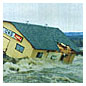 Photo d'un btiment emport par l'inondation