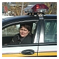 Photo d'une agente de police dans une auto-patrouille
