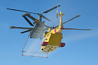 Hélicoptère de recherche et sauvetage Cormorant du Canada immergé dans un nuage de givre artificiel produit par le système de pulvérisation de givre d’un hélicoptère de la US Army