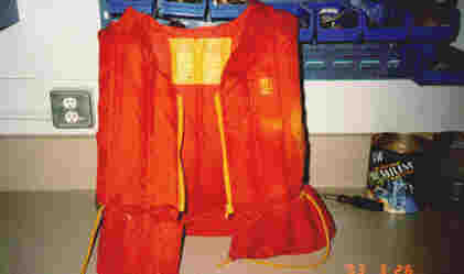 Veste de sauvetage pour le canotage que portait le matelot survivant