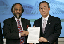 UN chief Ban Ki-moon, right, and panel chairman Rajendra Pachauri hold the report in Valencia, Spain.