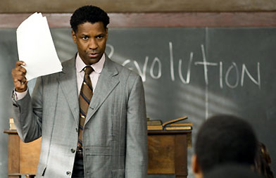 Denzel Washington inspires students in The Great Debaters. (The Weinstein Company)



