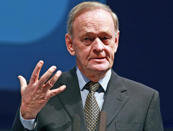 Former prime minister Jean Chrétien delivers a speech in Riyadh on January 26, 2009. 