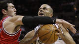 San Antonio Spurs' Tony Parker, right, of France, looks for a shot against Chicago Bulls' Kirk Hinrich during the first quarter of an NBA basketball game, Monday, Jan. 25, 2010, in San Antonio. (AP Photo/Eric Gay)