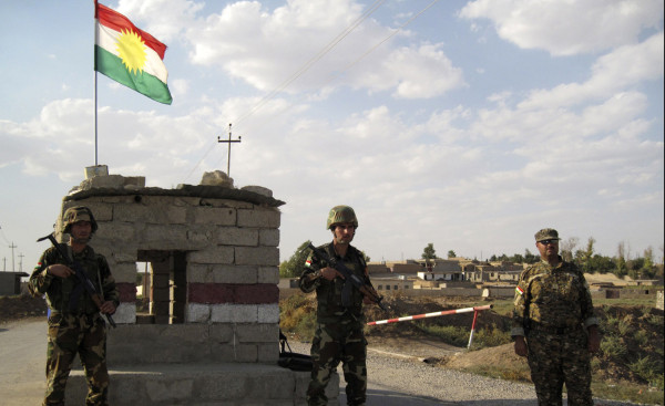 Kurdish Peshmerga soldiers secure the area at a checkpoint near the city of Mosul, 390 km north of Baghdad, September 28, 2009. 