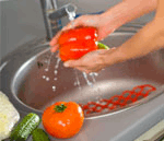 lavage d'un poivron rouge ? la main