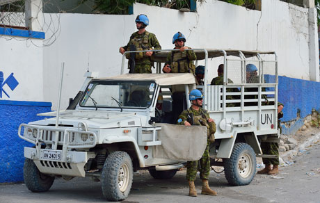 Des soldats des Nations Unies issus du 2e Bataillon, Royal 22e Régiment patrouillent dans les rues de Port-au-Prince (Haïti), le 10 septembre 2013, dans le cadre de l’opération Hamlet. Photo : Cplc Marc-André Gaudreault, Caméra de combat des Forces canadiennes IS2013-2002-030