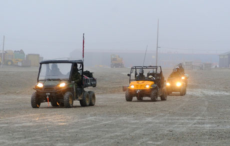 Des membres du groupe-compagnie d’intervention dans l’Arctique arrive au quartier général de la force opérationnelle de l’île Cornwallis à la baie Resolute (Nunavut) après avoir menés une enquête avec des officiers d’Environnement Canada le 13 août 2013. Photo : Caporal Dan Strohan 8e Escadre imagerie Trenton
