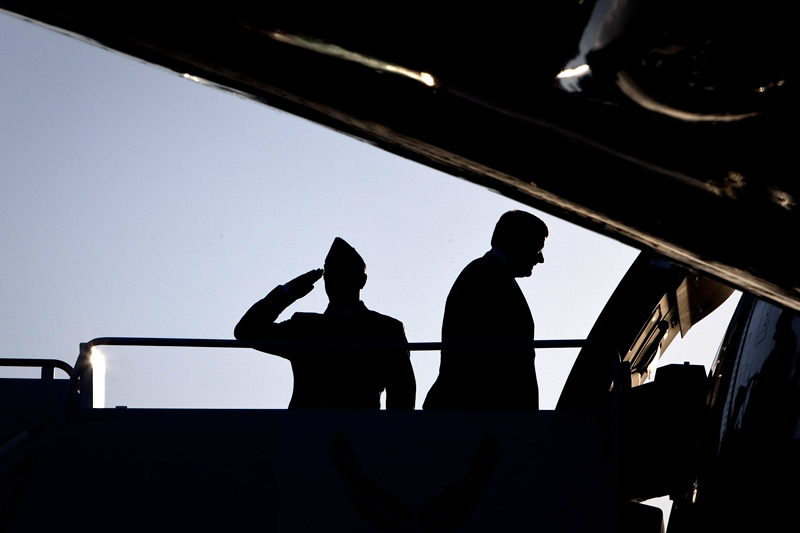 Prime Minister Stephen Harper boards the aircraft to depart Honolulu, Hawaii following the APEC Summit. November 14, 2011. (Photo by Jill Thompson)