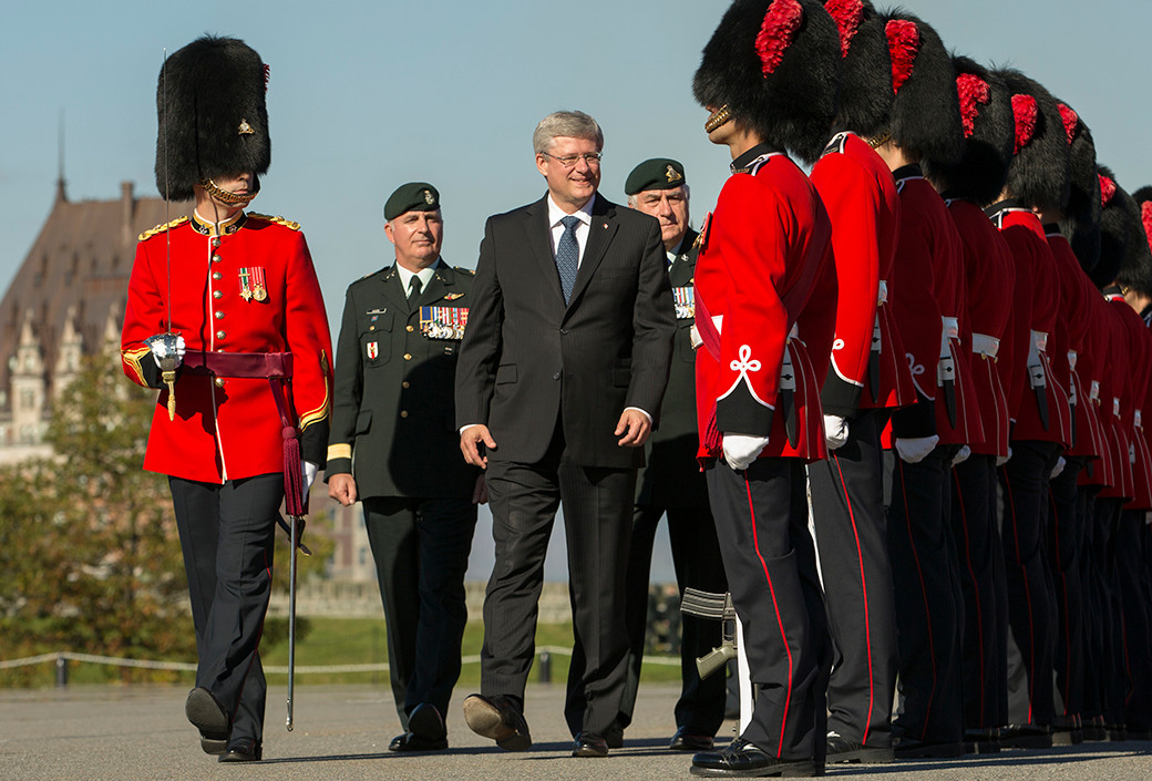 Le PM Harper se rend  Qubec pour marquer le 25e anniversaire de l'Institut national d'optique (INO) et visite la Citadelle de Qubec, o il est fait membre honoraire du Royal 22e Rgiment
