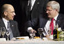Le Premier ministre Stephen Harper et le Premier ministre italien Enrico Letta discutent durant le souper  Vaughan, en Ontario. 22 septembre 2013. (Photo par Deb Ransom)