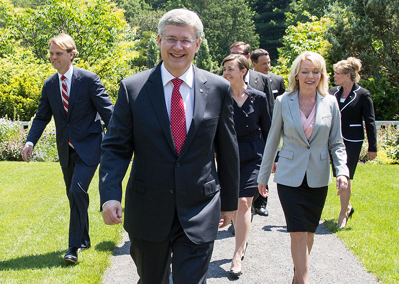 Le Premier ministre Stephen Harper fait quelques pas en compagnie de nouveaux membres du Cabinet  Rideau Hall. 15 juillet 2013. (Photo par Jason Ransom)