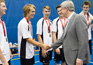 Le Premier ministre Stephen Harper flicite les membres de l'quipe Alberta aprs qu'ils ont termin en premire place lors du tournoi de volleyball de la Coupe dfi de l'quipe nationale  Gatineau le 21 juillet 2013. (Photo du CPM par Jason Ransom)