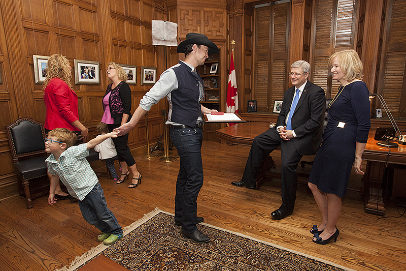 Le Premier ministre Stephen Harper et sa femme Laureen discutent avec le musicien et philanthrope Paul Brandt aprs lui avoir remis une Mdaille du jubil de diamant,  Ottawa. 6 juin 2013. (Photo par Deb Ransom)