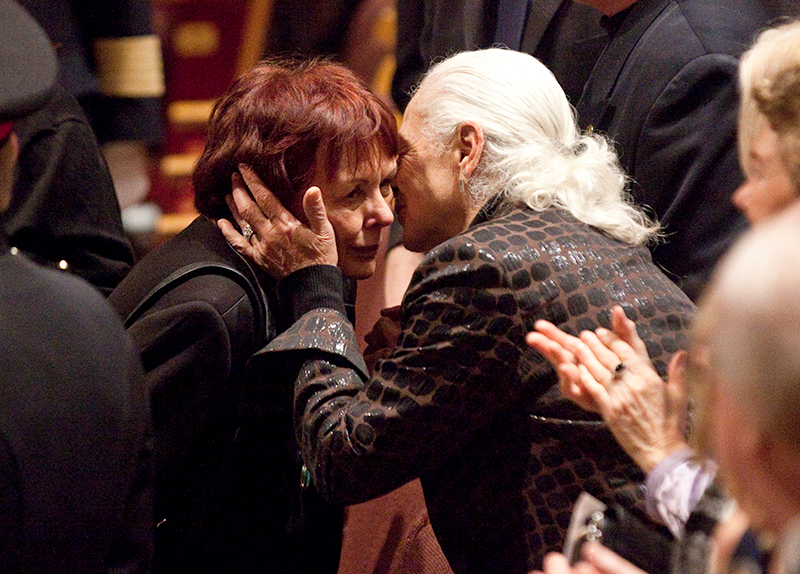Colleen Klein est console par un membre de la famille lors du service commmoratif en l'honneur de son mari, l'ancien premier ministre de l'Alberta, Ralph Klein. 5 avril 2013. (Photo par Deb Ransom)