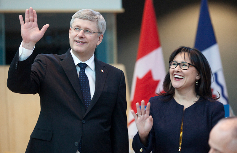 Le Premier ministre Stephen Harper et la ministre Leona Aglukkaq saluent de la main lors de la signature de l'entente de transfert de responsabilits entre le gouvernement du Canada et le gouvernement des Territoires du Nord-Ouest. 11 mars 2013. (Photo par Deb Ransom)