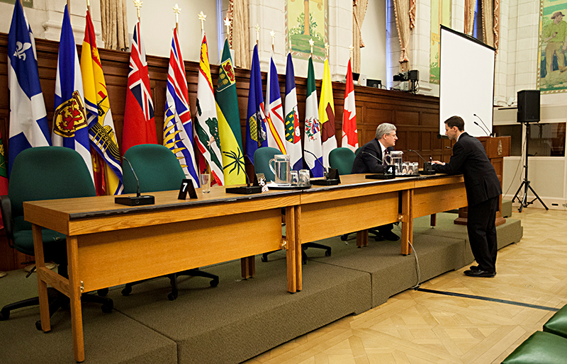 Le Premier ministre Stephen Harper discute avec Nigel Wright aprs une runion du caucus. 6 fvrier 2013. (Photo par Deb Ransom)