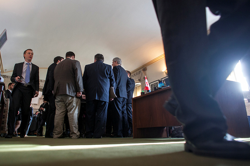 Le Premier ministre Stephen Harper s'entretient avec le ministre Van Loan aprs la priode des questions. 26 fvrier 2013. (Photo par Deb Ransom)