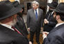 Le Premier ministre Stephen Harper discute avec des rabbins aprs l'allumage de la mnorah au 24 Sussex, le 10 dcembre 2012. (Photo par Jill Thompson)