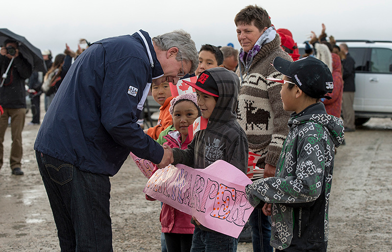 Le Premier ministre Stephen Harper est accueilli par des enfants  son arrive  Cambridge Bay, au Nunavut. Le 22 aot 2012. (Photo par Jason Ransom)