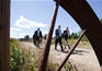 Le Premier ministre Stephen Harper marche en compagnie du premier ministre du Nouveau-Brunswick David Alward, aprs une crmonie ayant eu lieu  Beaubassin, au Nouveau-Brunswick. 29 aot 2012. (Photo par Deb Ransom)