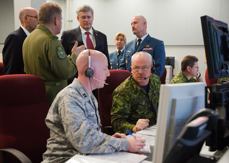 Le Premier ministre Stephen Harper visite le complexe souterrain de NORAD  la Base des Forces armes canadiennes de North Bay. Cette installation est une importante base militaire au pays pour la dfense arienne continentale de l'Amrique du Nord et de la souverainet du Canada. 1er juin 2012. (Photo de Jason Ransom)