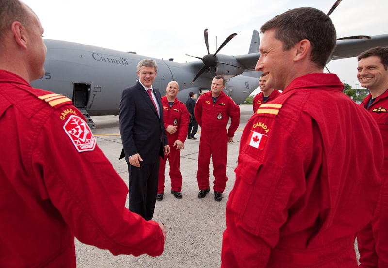 Le Premier ministre Stephen Harper rencontre des membres de l'quipe de dmonstration arienne des Snowbirds (431e Escadron) du Canada  son arrive  Ottawa le 11 juin 2012. (Photo de Jason Ransom)
