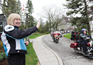 Laureen Harper fait au revoir de la main aux membres de la section de l'Ontario de Motor Maids Inc. aprs leur visite au 24, promenade Sussex  l'occasion de la Journe internationale du motocyclisme fminin. 4 mai 2012. (Photo par Deb Ransom)