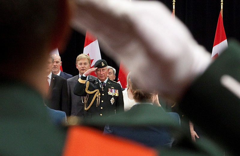 Son Altesse Royale le prince de Galles salue la garde d'honneur au mange militaire de Fort York,  Toronto. 22 mai 2012. (Photo par Jason Ransom)
