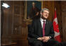 Le Premier ministre Stephen Harper sourit durant une entrevue sur la Colline du Parlement. 3 fvrier 2012. (Photo par Jason Ransom)