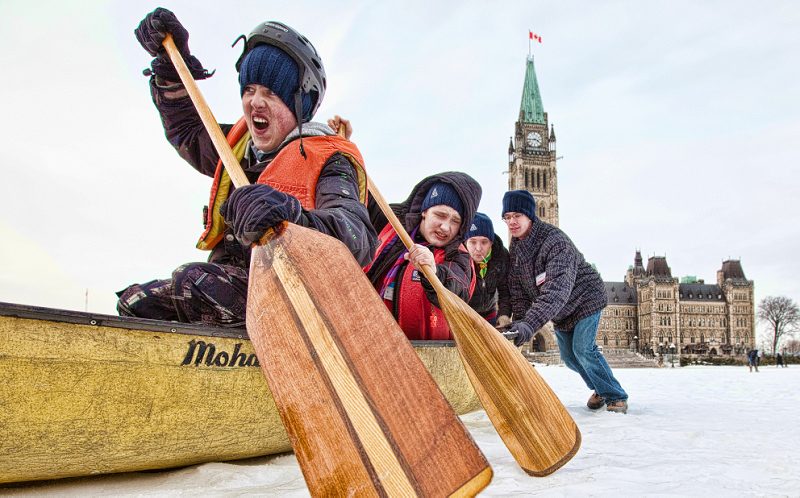 Des membres de Scouts Canada soulignent la Journe du scoutisme sur la Colline parlementaire en s'amusant dans canot sur la pelouse. 14 fvrier 2012. Sur la photo, en commenant par le devant: Andrew Scott; Timothy White; Michael Clupp et Max Hill. (Photo par Jason Ransom)