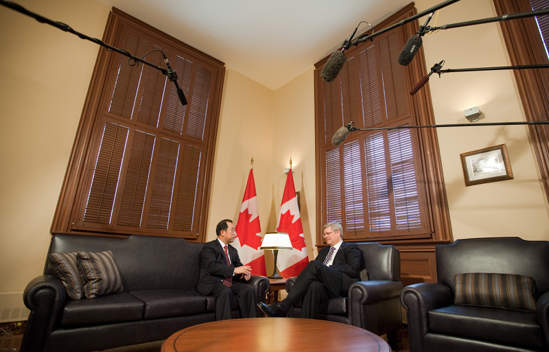 Le Premier ministre Stephen Harper accepte une invitation de se rendre en Chine de Zhang Junsai, ambassadeur de la Chine au Canada. Le 11 janvier 2012. (Photo par Deb Ransom)