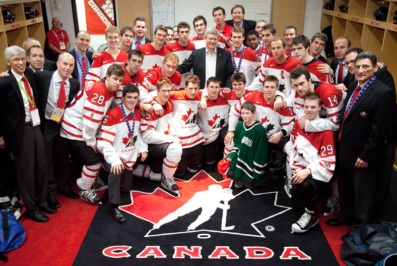 Le Premier ministre Stephen Harper rencontre les joueurs dans le vestiaire aprs la victoire de 4-0 du Canada contre la Finlande dans la partie pour la mdaille de bronze du championnat mondial junior de l'IIHF  Calgary. 5 janvier 2012. (Photo par Jason Ransom)
