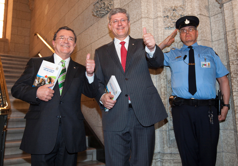 Le Premier ministre Stephen Harper et le ministre des Finances Jim Flaherty avant la prsentation de la prochaine phase du Plan d?action conomique du Canada  la Chambre des communes. 6 juin 2011. (Photo de Jason Ransom)