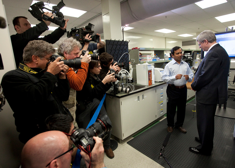 

Le Premier ministre Stephen Harper rencontre le Dr Ahmed Aman, du laboratoire de recherches MaRS, avant d?annoncer le renouvellement de l?aide pour le Partenariat canadien contre le cancer  Toronto. Le 10 mars 2011. (Photo de Jason Ransom)

