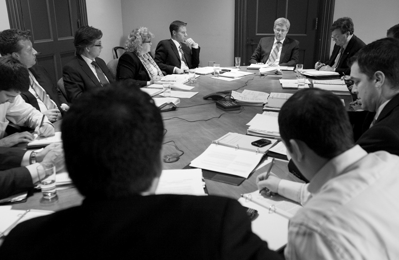 Le Premier ministre Stephen Harper se joint  des cadres suprieurs du CPM et du BCP pour une runion sur le budget le 10 janvier 2011. (Photo de Jason Ransom)

