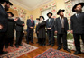 Le Premier ministre Stephen Harper discute avec des rabbins au 24, Sussex,  l?issue de l?vnement soulignant le dbut de Hanoucca. Le 1er dcembre 2010. (Photo de Jason Ransom)