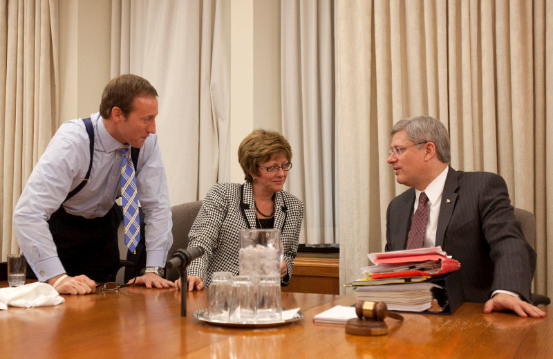 Le Premier ministre Stephen Harper s'entretient avec les ministres Peter MacKay et Diane Finley lors d'une runion  l'difice du Centre. 14 dcembre 2010.
(Photo de Jason Ransom)