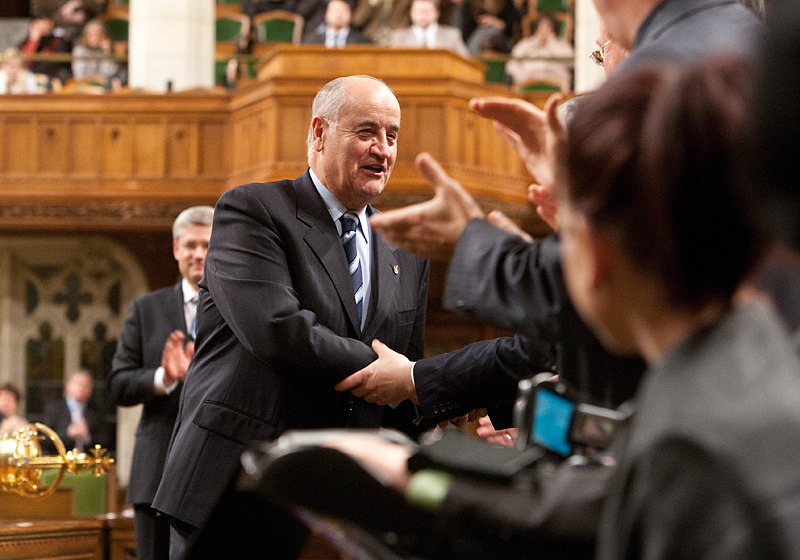 Julian Fantino est accueilli  la Chambre des communes par ses collgues durant sa visite sur le parquet de la Chambre. 15 dcembre 2010. (Photo de Jill Propp) 
