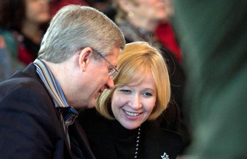 Le Premier ministre Stephen Harper bavarde avec son pouse Laureen durant un concert de Nol  Calgary. 22 dcembre 2010. (Photo de Jill Thompson)

