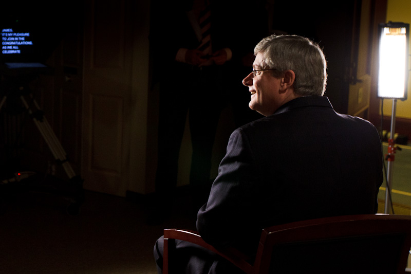 Le Premier ministre Stephen Harper enregistre une vido pour clbrer le 10e anniversaire de James Moore  titre de dput. Le 5 novembre 2010. (Photo de Herman Cheung)