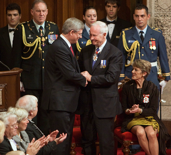 Le Premier ministre Stephen Harper flicite le gouverneur gnral dsign David Johnston lors de la crmonie de son installation, dans la salle du Snat sur la Colline parlementaire. 1er octobre 2010. (Photo de Deb Ransom)