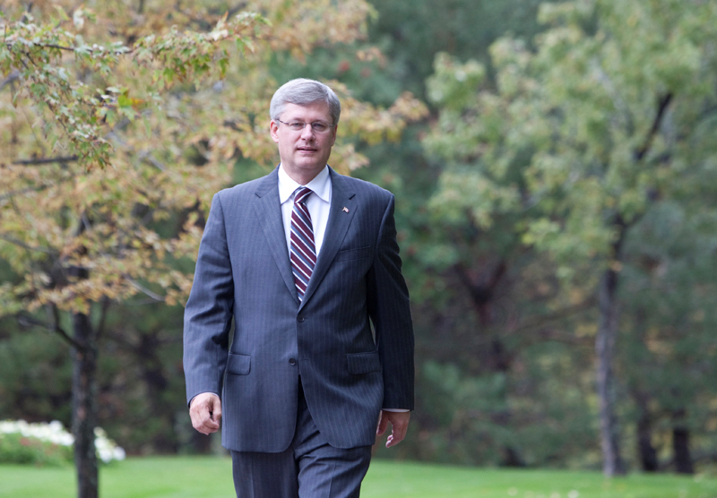 Le Premier ministre Stephen Harper marche en direction du monument Terry Fox  Thunder Bay, en Ontario. 17 septembre 2010. (Photo de Jill Propp)