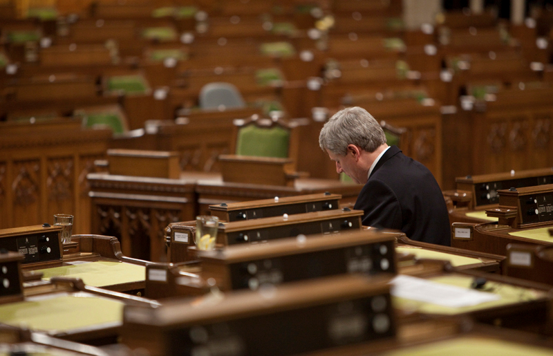 Le Premier ministre Stephen Harper s'attarde un moment  la Chambre des communes aprs le dernier vote prcdant l'ajournement estival des travaux  la Colline du Parlement. 17 juin 2010.
(Photo de Jason Ransom)
