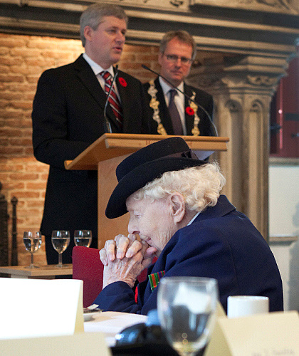 Elsie Dandy, infirmire pendant la Seconde Guerre mondiale, coute le Premier ministre Harper s'adressant aux anciens combattants lors d?un djeuner offert en leur honneur  Bergen op Zoom, aux Pays-Bas. Le 6 mai 2010. (Photo de Jason Ransom)
