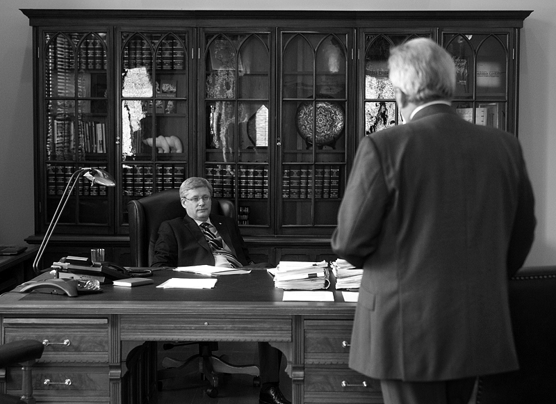 Le Premier ministre Harper discute avec le rdacteur de discours, Nigel Hannaford, dans son bureau de l'difice Langevin. Le 6 avril 2010. (Photo de Jason Ransom)