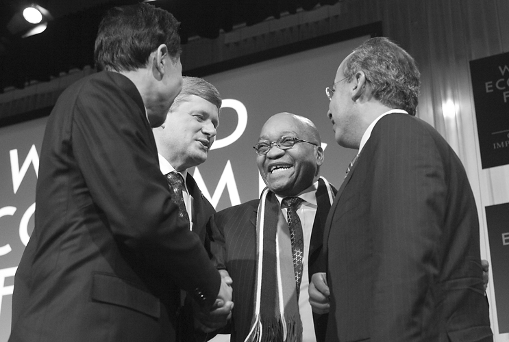 Le Premier ministre Harper en compagnie de Lee Myung-bak, Jacob G. Zuma et Felipe Caldern, respectivement prsidents de la Rpublique de Core, de l?Afrique du Sud et du Mexique, aprs une discussion au Forum conomique mondial de Davos, en Suisse. Le 28 janvier 2010.
(Photo de Jason Ransom)
