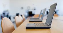 Photo - Des laptops posés sur une table longue