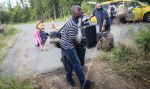 Un groupe de migrants s’apprêtaient en août 2017 à traverser la frontière de manière irrégulière à Saint-Bernard-de-Lacolle pour demander l’asile au Canada, comme le permet l’Entente sur les tiers pays sûrs.
