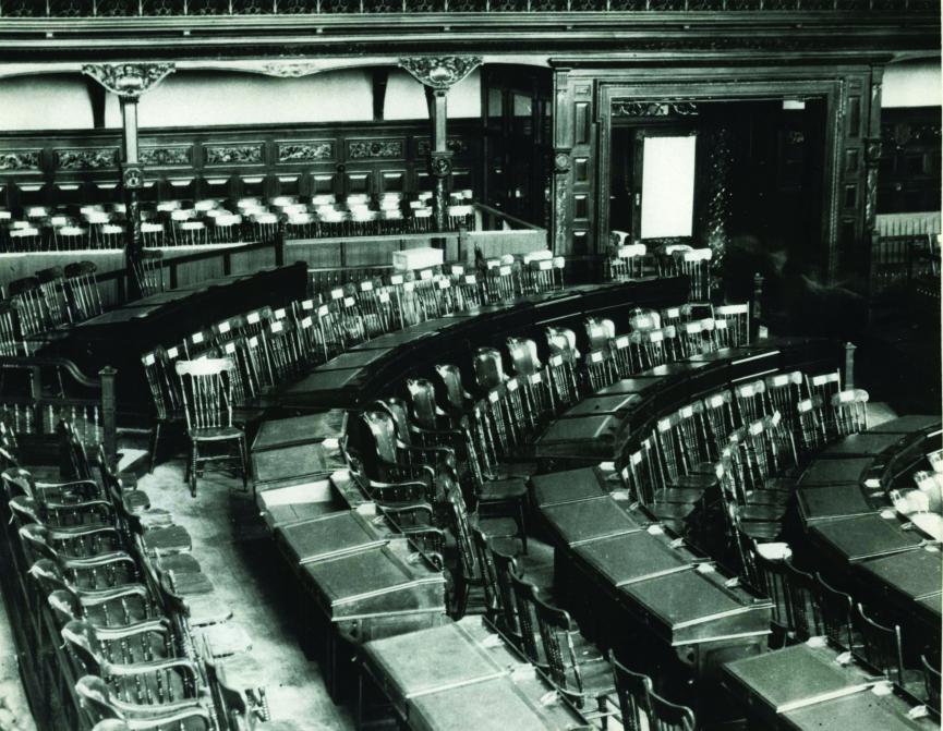 Vue des sièges dans la Chambre législative en style de fer à cheval, vers 1930